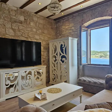 Luxury Seafront Fabri Vis