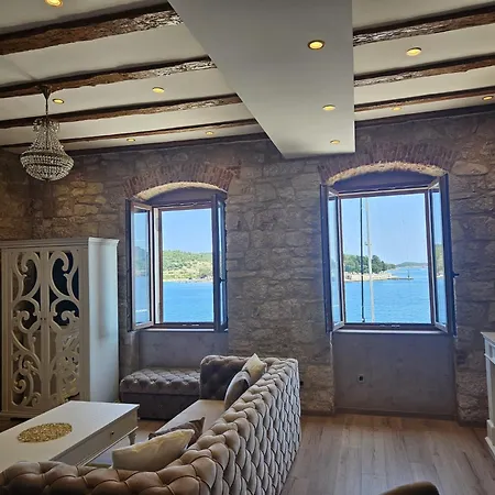 Luxury Seafront Fabri *