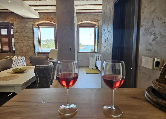 Luxury Seafront Fabri شقة *