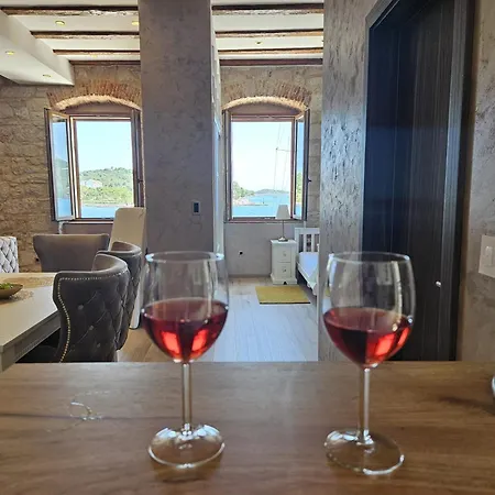 Luxury Seafront Fabri アパート *